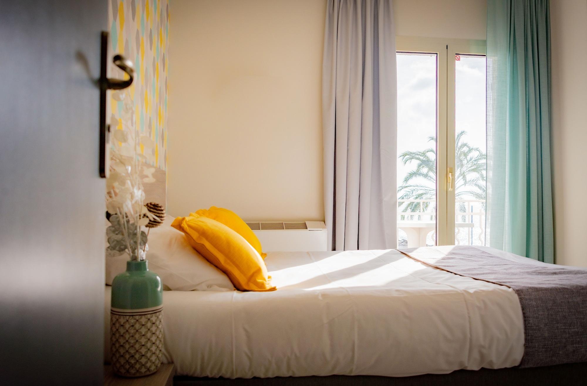 Hotel Et Appartements Reine D'Azur Рокебрюн — Кап-Мартен Экстерьер фото
